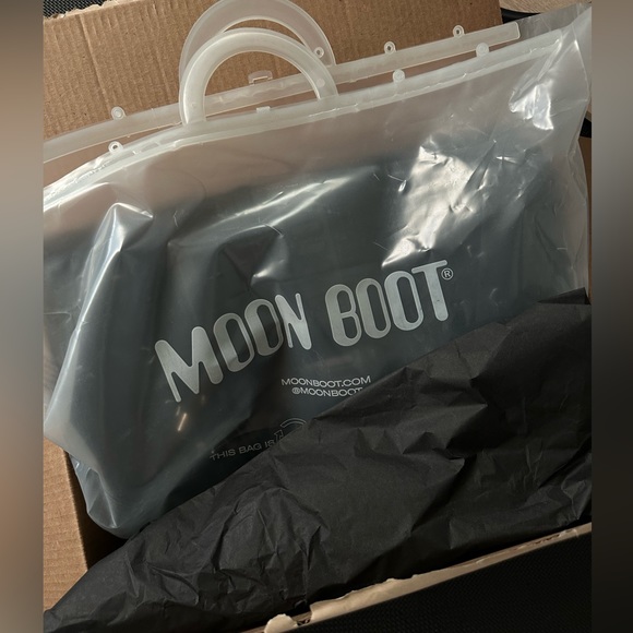 Moon Boots - Black Icon Glance Unisex Boots Size EU 39 - EU 41 (fits US 8- 9.5) - Picture 10 of 12